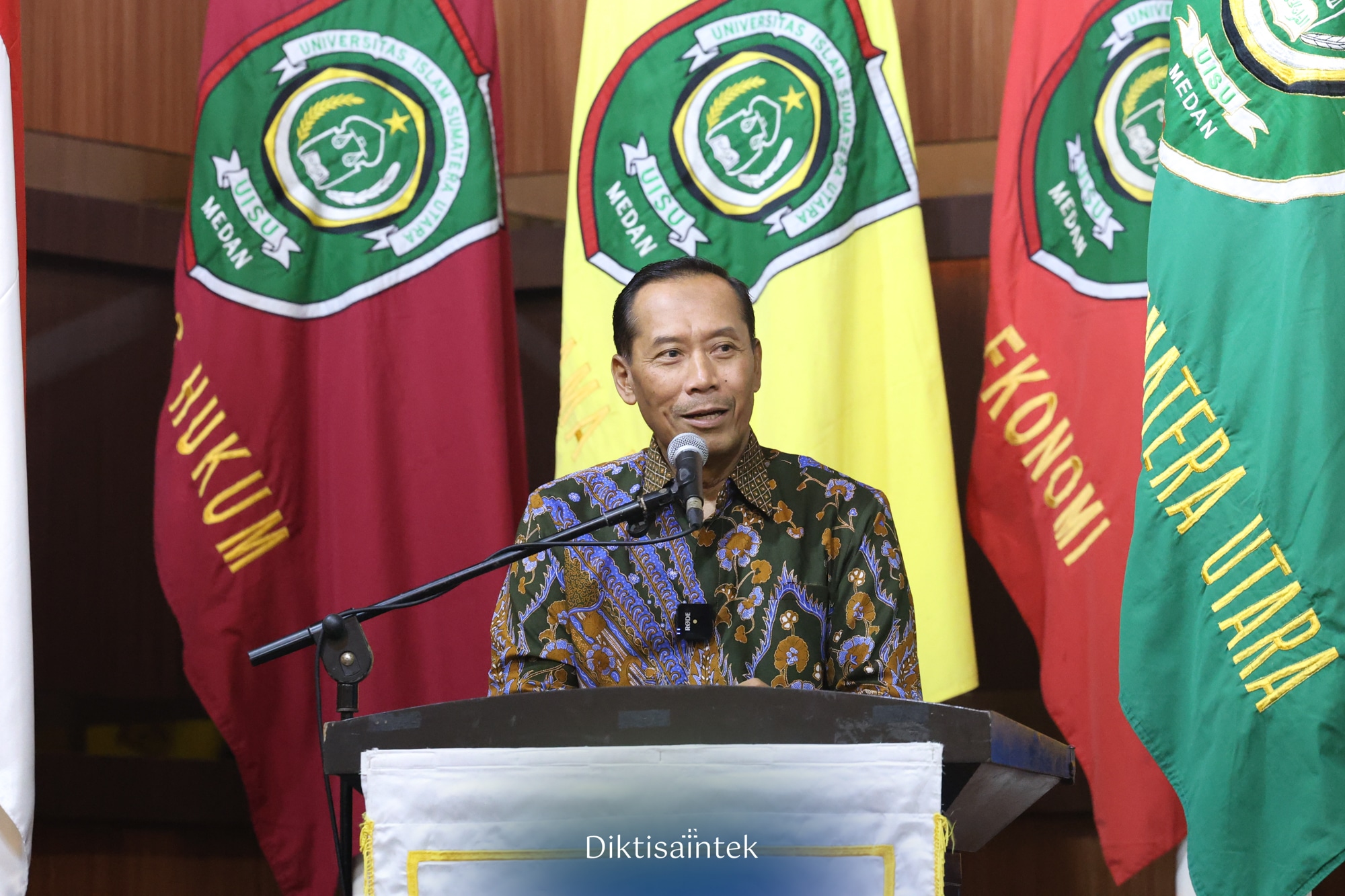 Wamendiktisaintek Hadiri Wisuda Universitas Islam Sumatera Utara (UISU)