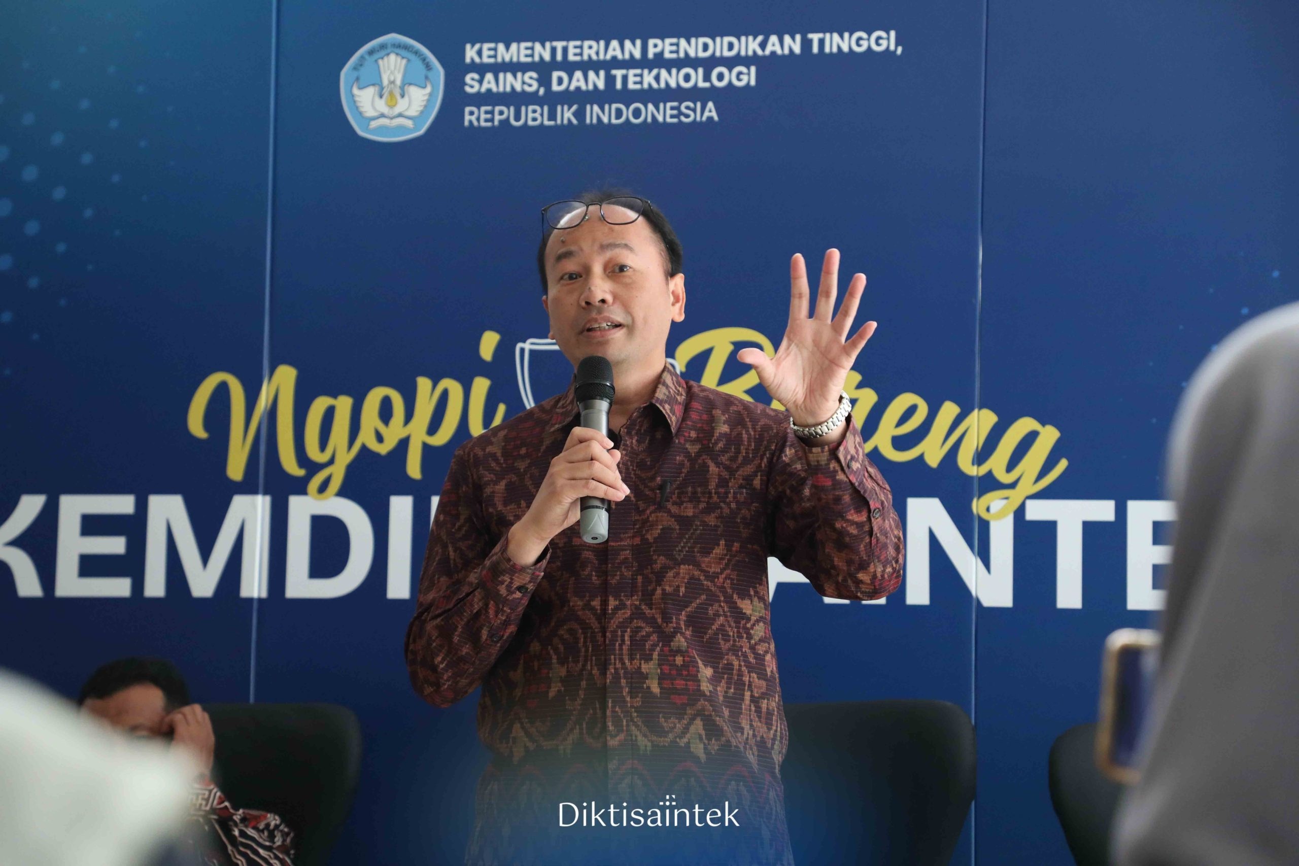 Transformasi Pemanfaatan Sains dan Teknologi Menuju Masyarakat Ilmu Pengetahuan