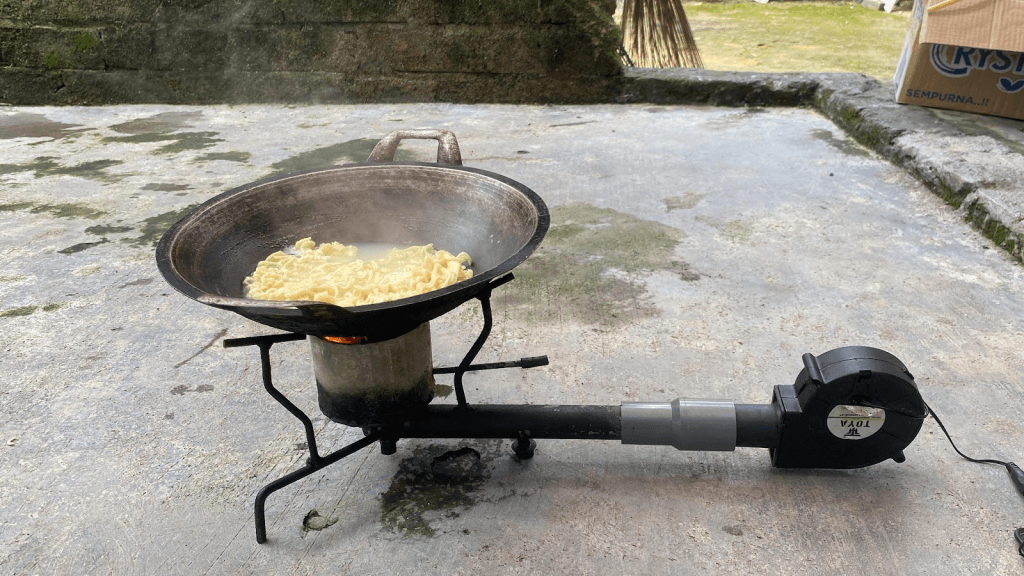 Latih Warga Desa Merakit Kompor Minyak Jelantah