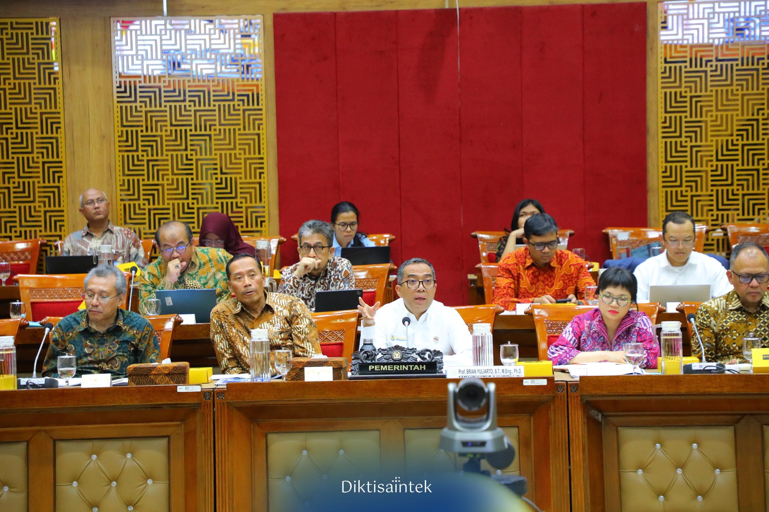 Rapat Kerja bersama Komisi X DPR RI, Kementerian Pendidikan Tinggi, Sains, dan Teknologi Berkomitmen Tingkatkan Kinerja Solutif