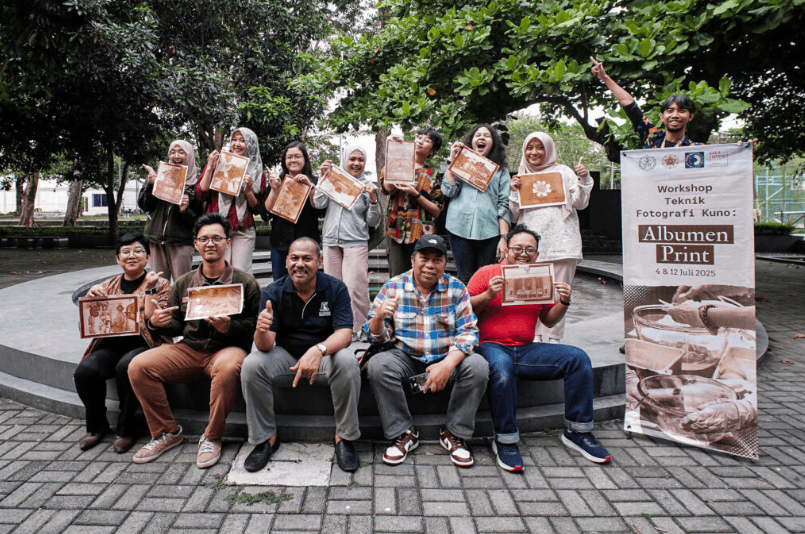 Workshop Teknik Fotografi Kuno “Albumen Print”: Rekonstruksi Albumen Print Di Iklim Tropis Indonesia