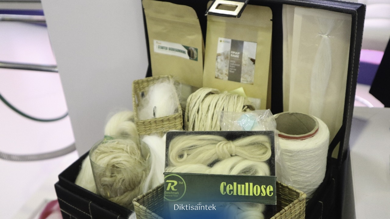 Serat Lokal, Dampak Global: Inovasi Bahan Tekstil Ramah Lingkungan ala Mahasiswa Unpad di KSTI 2025