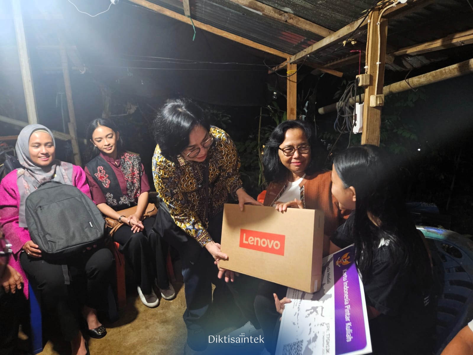 Klaudia Modali dan KIP Kuliah: Menjahit Harapan dari Dendengan Luar