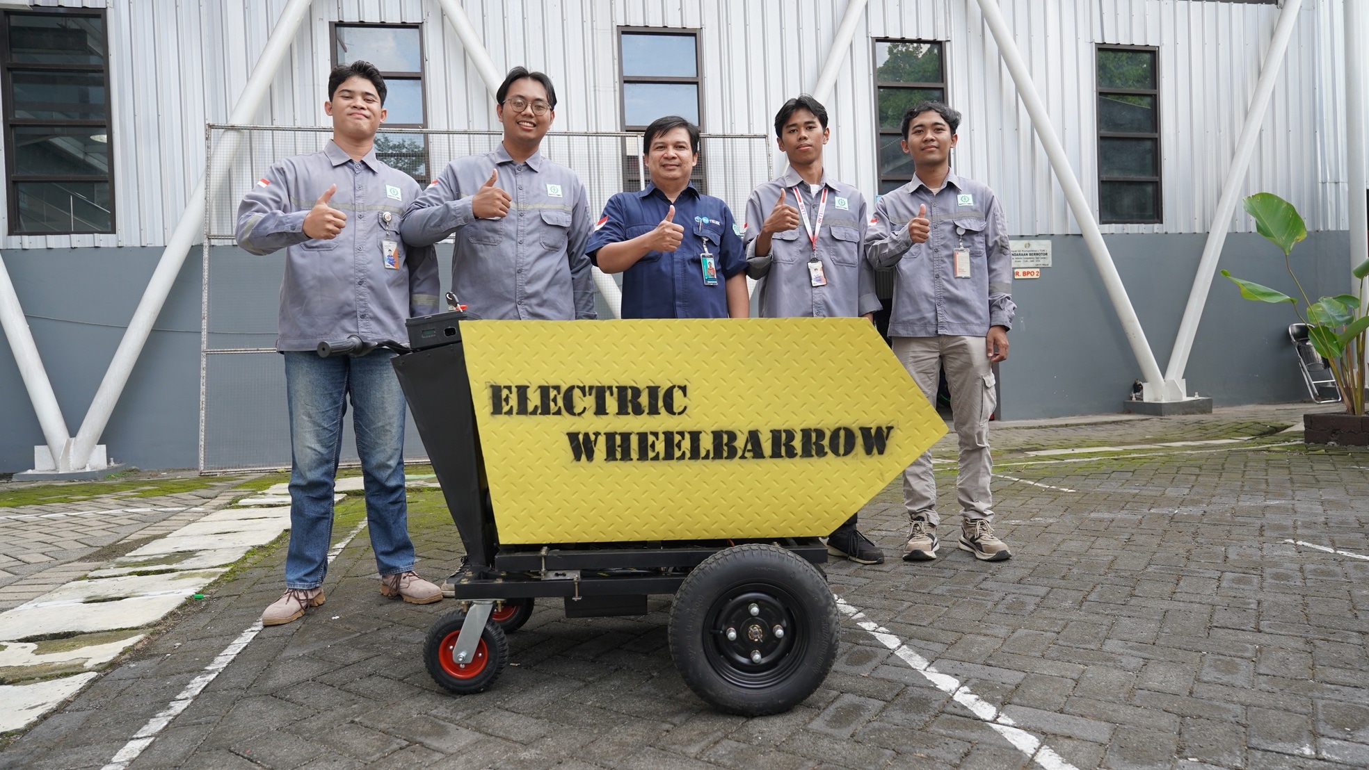 Inovasi Electric Wheelbarrow Mahasiswa Polije Mudahkan Petani Angkut Hasil Panen