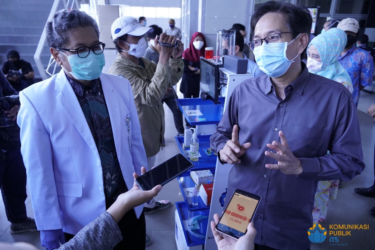 Kolaborasi ITS - Unair Luncurkan RAISA, Robot Pelayan Pasien Covid-19