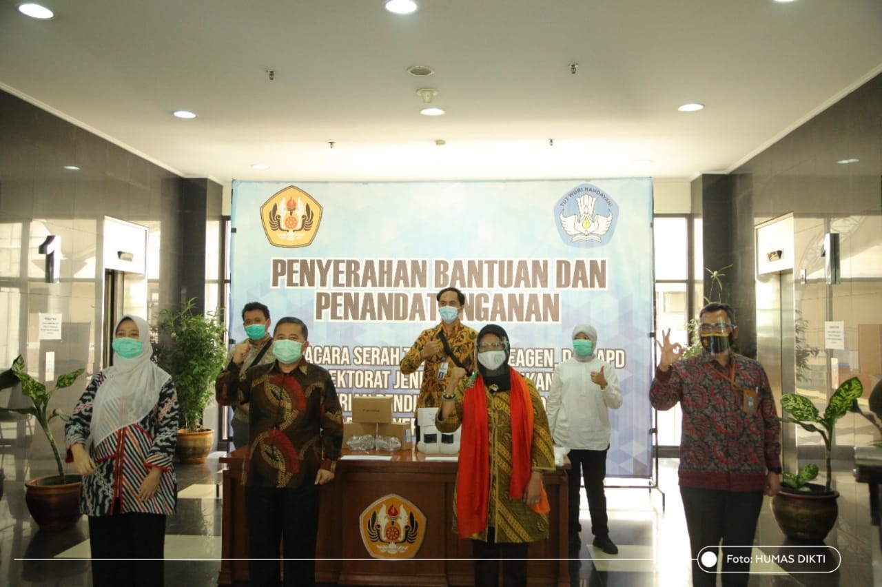 Kemdikbud Serahkan Hibah Alat PCR ke UNPAD