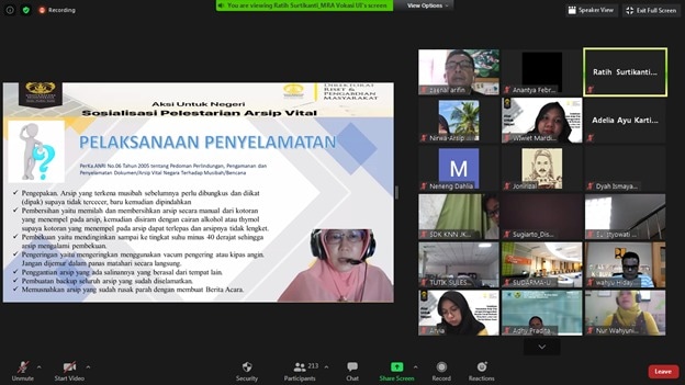 Dosen Vokasi UI Beri Pelatihan Arsip Dokumen Tinta Antiluntur