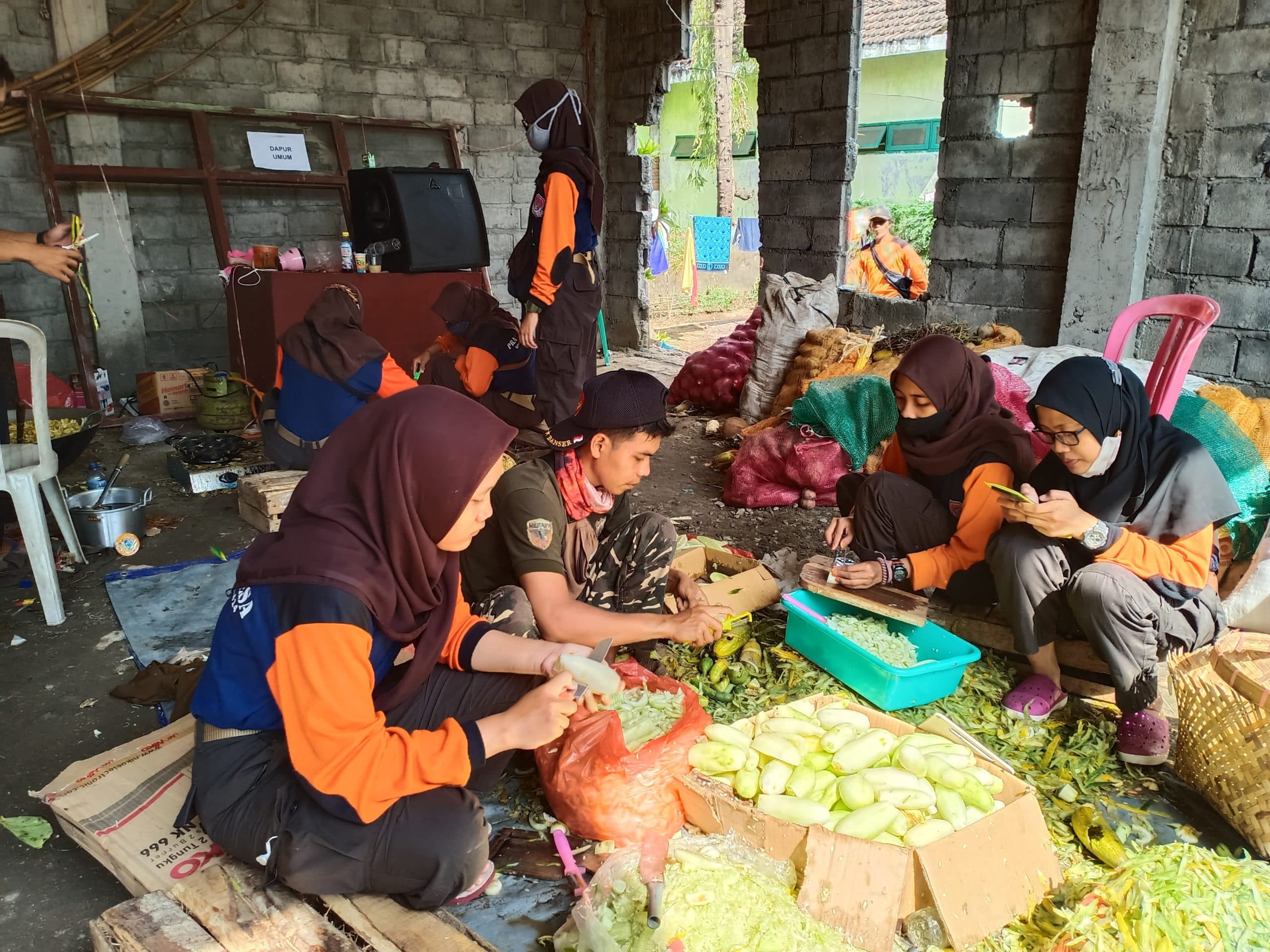 Banjir Jombang: Relawan Pramuka Unesa Galang Donasi dan Bantu Evakuasi