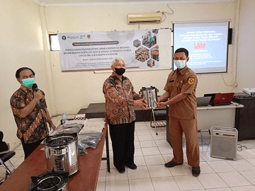 Dosen Mengabdi IPB University Ajarkan Warga Cihideung Ilir Bogor Cara Mengolah Limbah Pertanian menjadi Biopelet