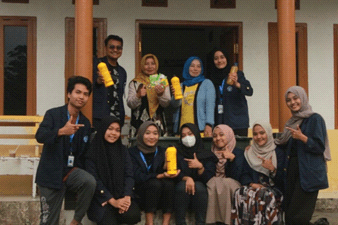 Manfaatkan Sampah dapur, Mahasiswa KKN-T IPB University Buat POC di Desa Patengan