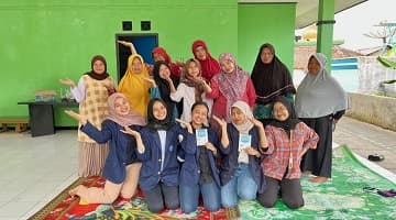 Tim KKN-T IPB University Dukung Pencegahan Stunting di Desa Sukamanis dengan Pengadaan Buku Gizi Anak