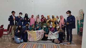 Tingkatkan Potensi Ekonomi Kreatif Desa, Mahasiswa IPB University Buat Pelatihan Batik Ecoprint Kepada Ibu-Ibu PKK