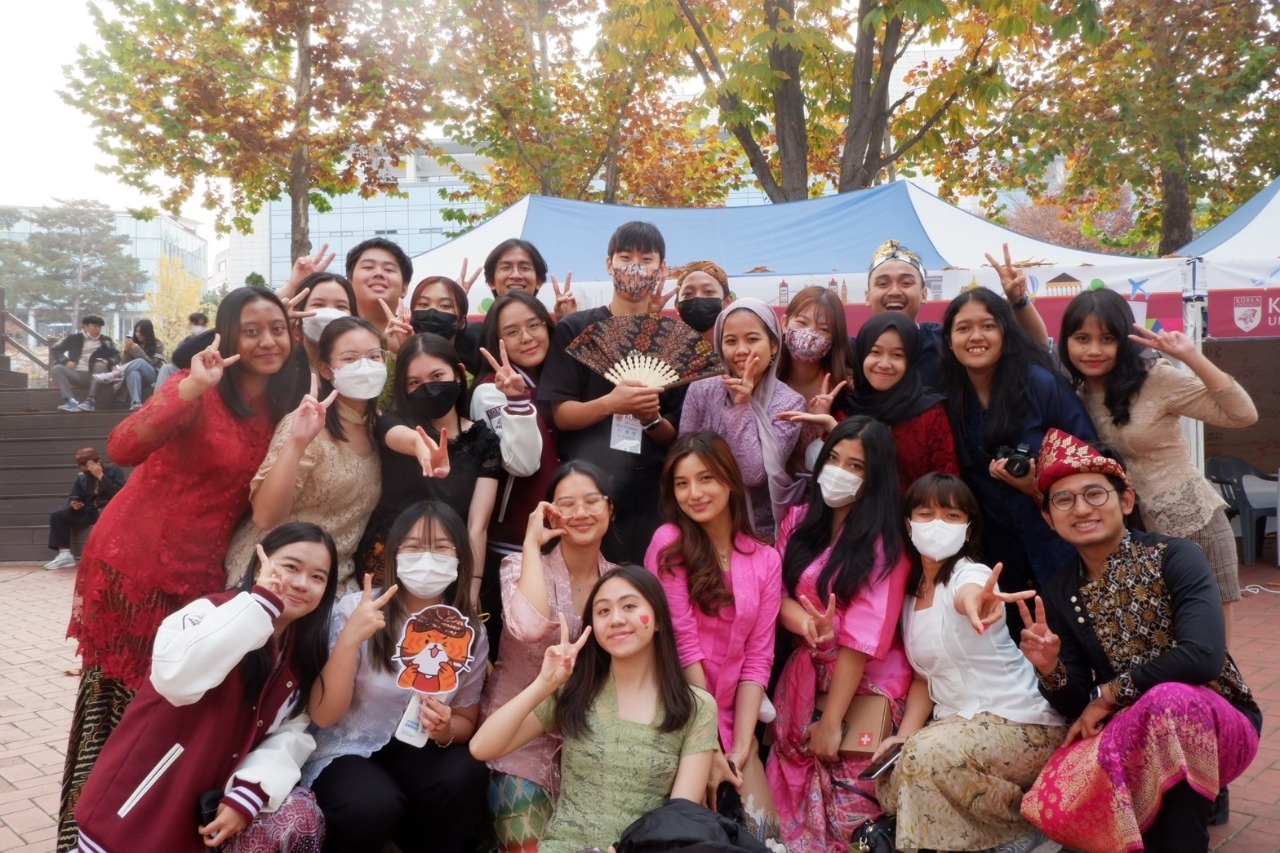 Mahasiswa IISMA di Korea University Memenangkan Kategori Terbaik dalam International Student Festival 2022 di Korea
