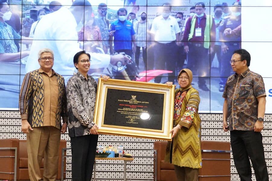 Berkontribusi Tinggi, Mensos Apresiasi ITS Penghargaan Pengabdian Luar Biasa