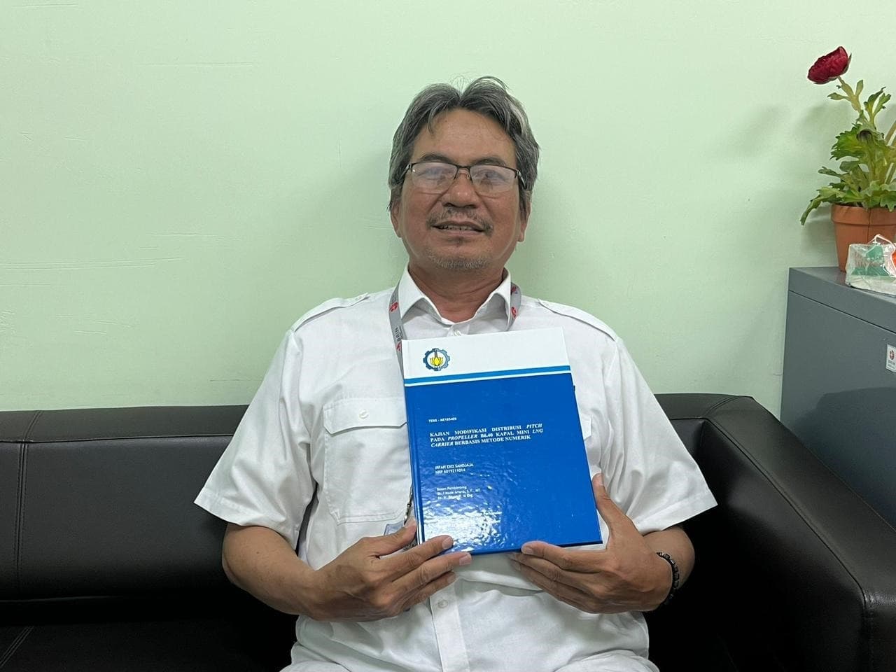 Menjadi Wisudawan Tertua di ITS, Irfan: Saya Ketagihan Menuntut Ilmu