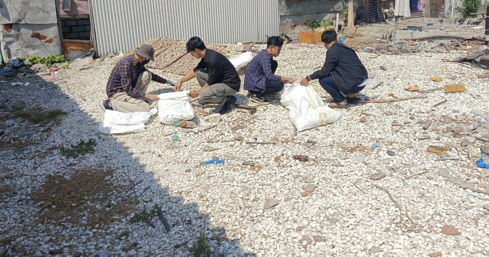 KKN Infrastruktur ITS Dorong Paving Block Kulit Kerang