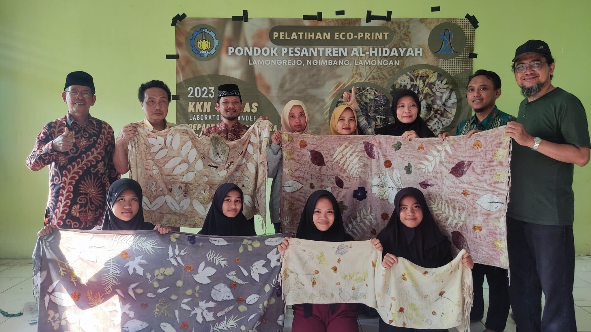 Lewat Ecoprint, Abmas ITS Kembangkan Produk Kerajinan Pesantren