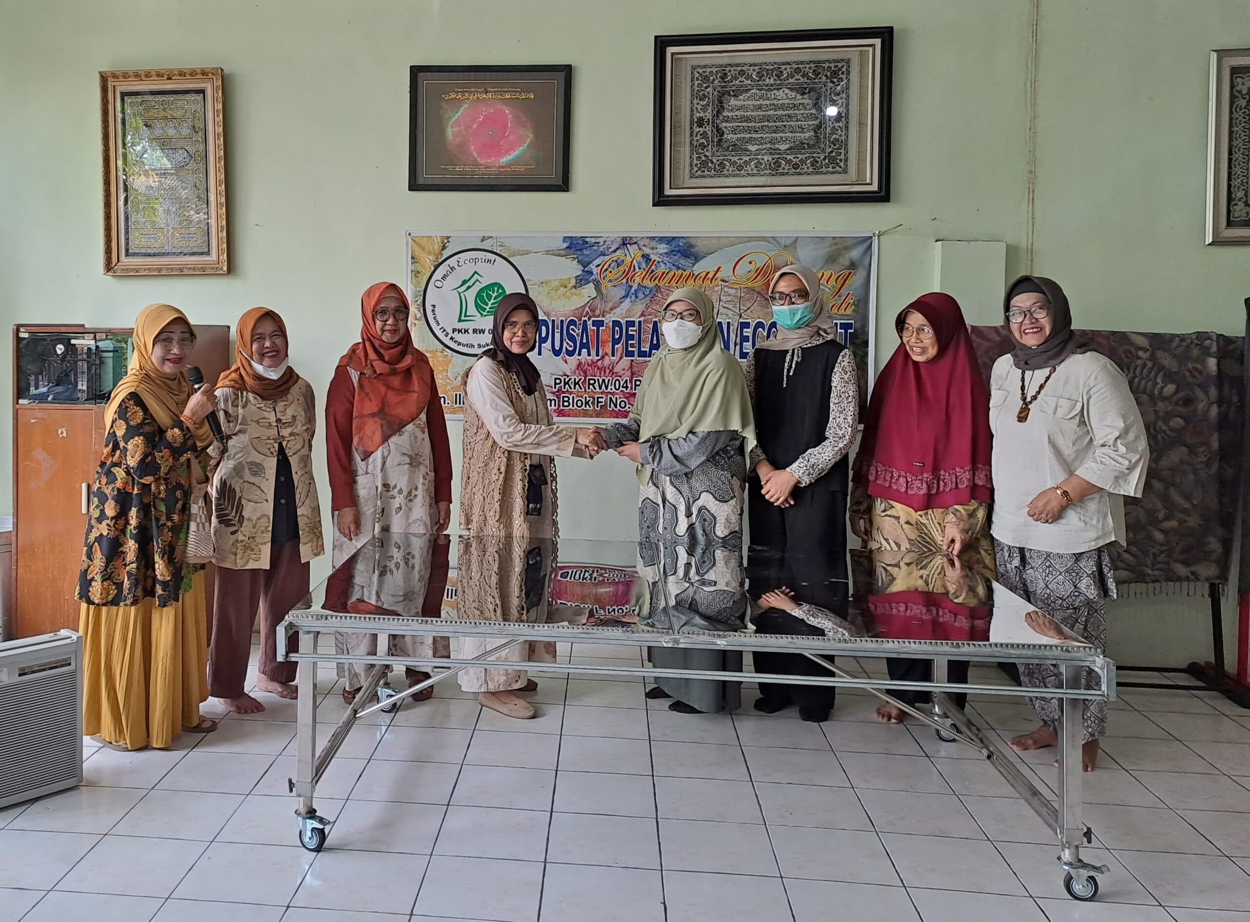 Abmas ITS Ciptakan Alat Penunjang Kerja Bagi Pembatik