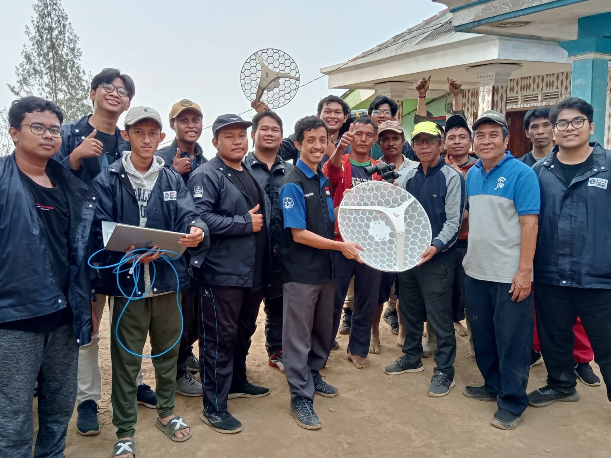 Perluas Akses Internet, Abmas ITS Pasang Pemancar Ulang Jaringan