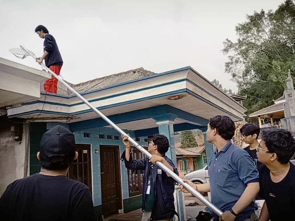 Perluas Akses Internet, Abmas ITS Pasang Pemancar Ulang Jaringan