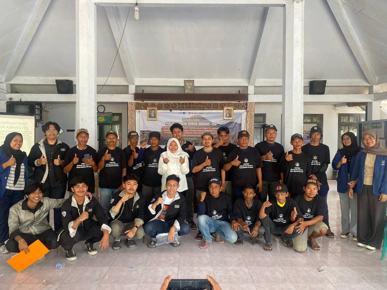 KKN Abmas ITS Tingkatkan Mutu Batako dengan Inovasi Bataru