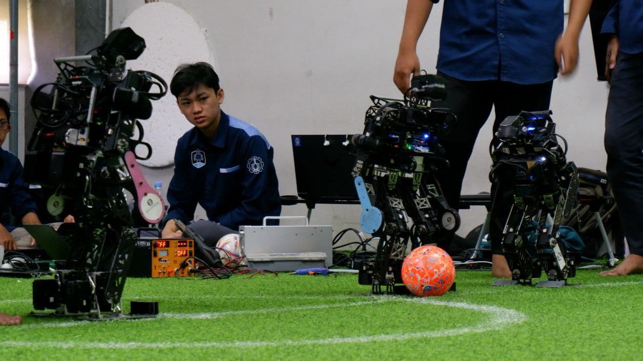 Sabet Enam Juara, Tim Robot ITS Berjaya di KRI 2024 Wilayah II