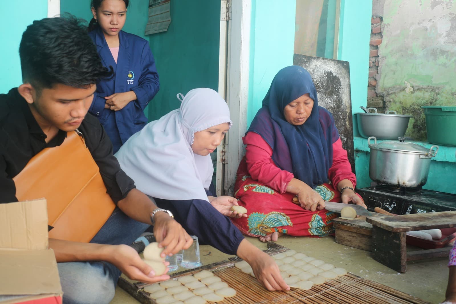 KKN ITS Bangkitkan Kembali Usaha Kerupuk Nelayan Nambangan
