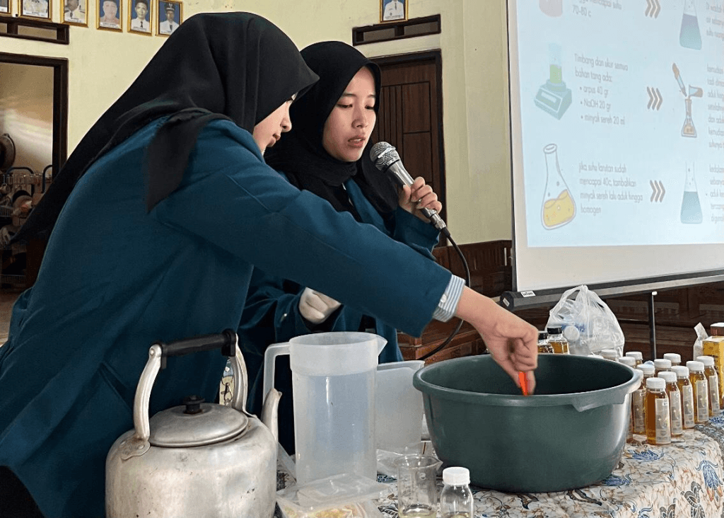 Berdayakan Masyarakat, Tim KKN Unila Kenalkan Inovasi Karbol Sereh Wangi Dan Pelatihan Digital Marketing Produk UMKM