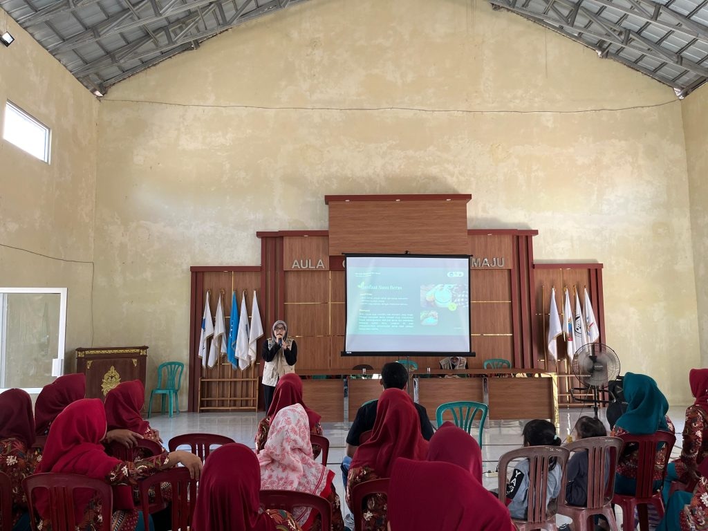 Inovasi Mahasiswa KKN Unila: Diversifikasi Olahan Beras Jadi Susu dan Digitalisasi Pemasaran