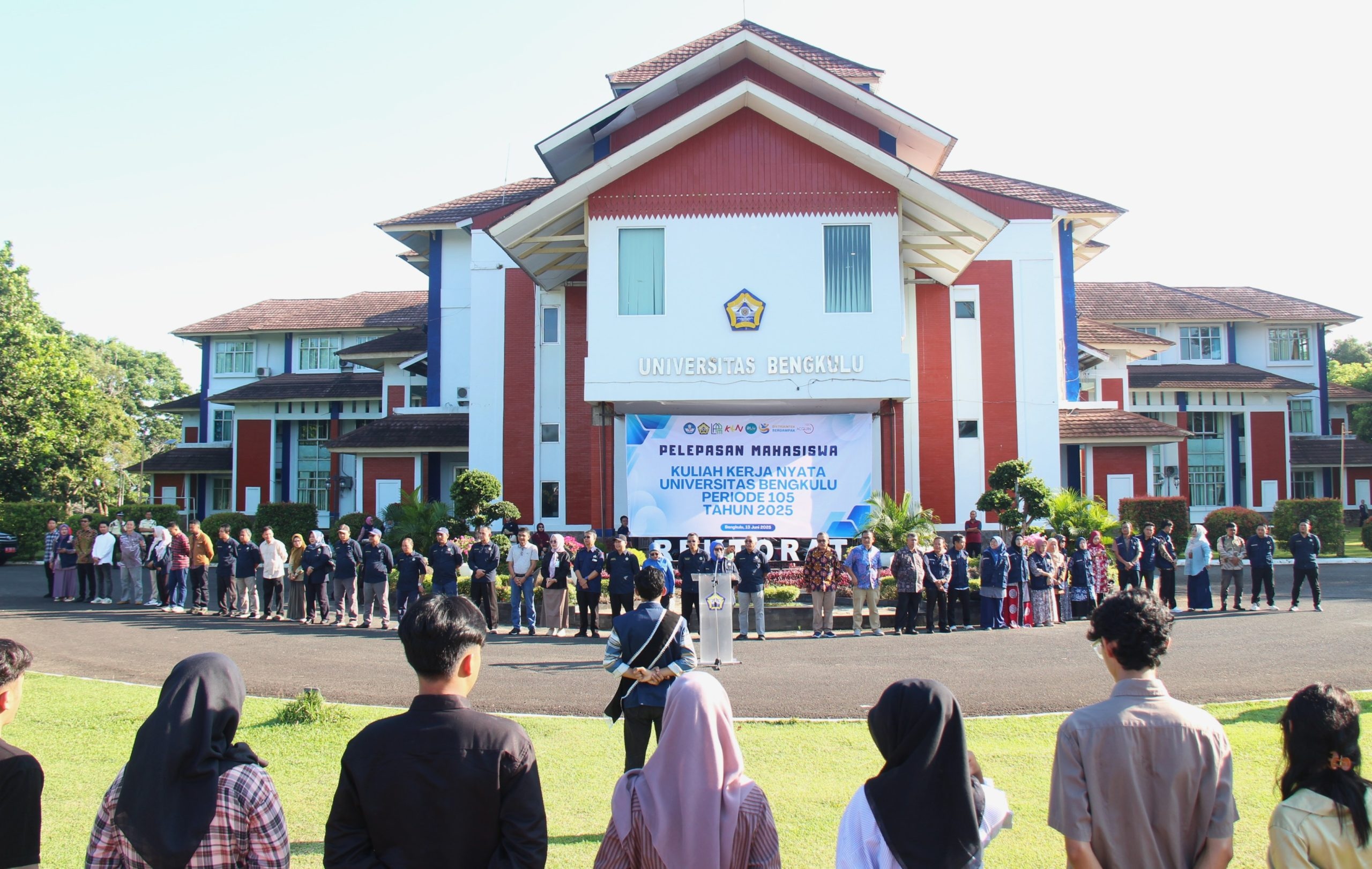 Unib Lepas 2.026 Mahasiswa KKN, Rektor: Dorong Kreativitas dan Inovasi Berdampak