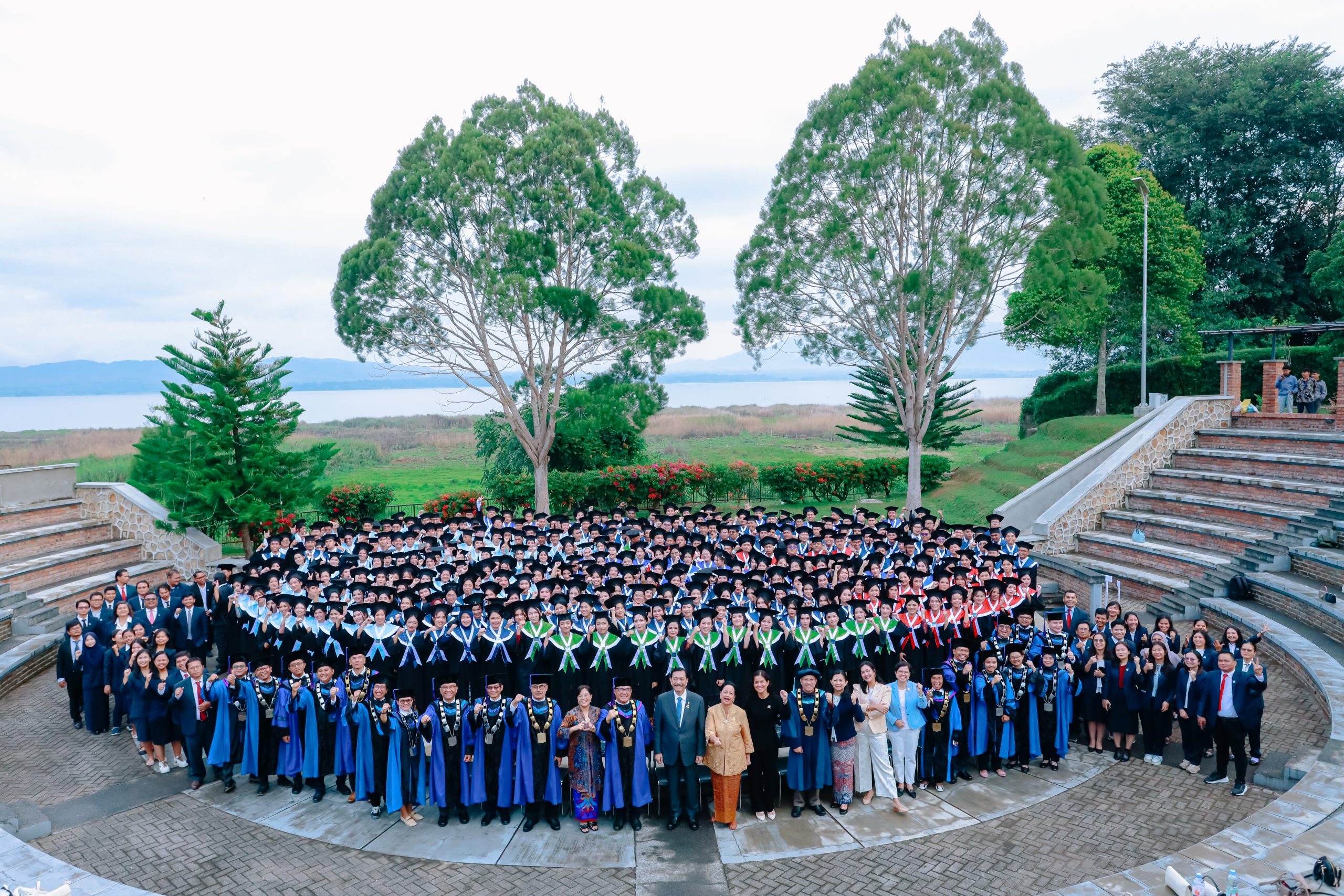Sesjen Kemdiktisaintek Hadiri Wisuda 353 Mahasiswa IT Del