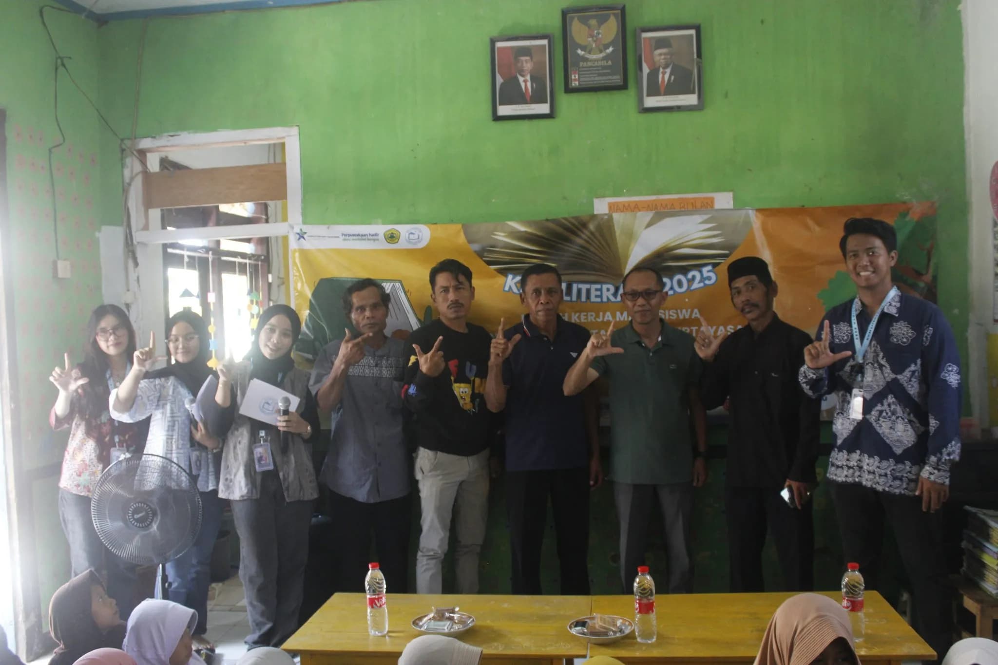 KKM 24 Untirta Gelar Sosialisasi Pentingnya Literasi di Desa Dahu, Disambut Antusias Anak-anak dan Warga Setempat