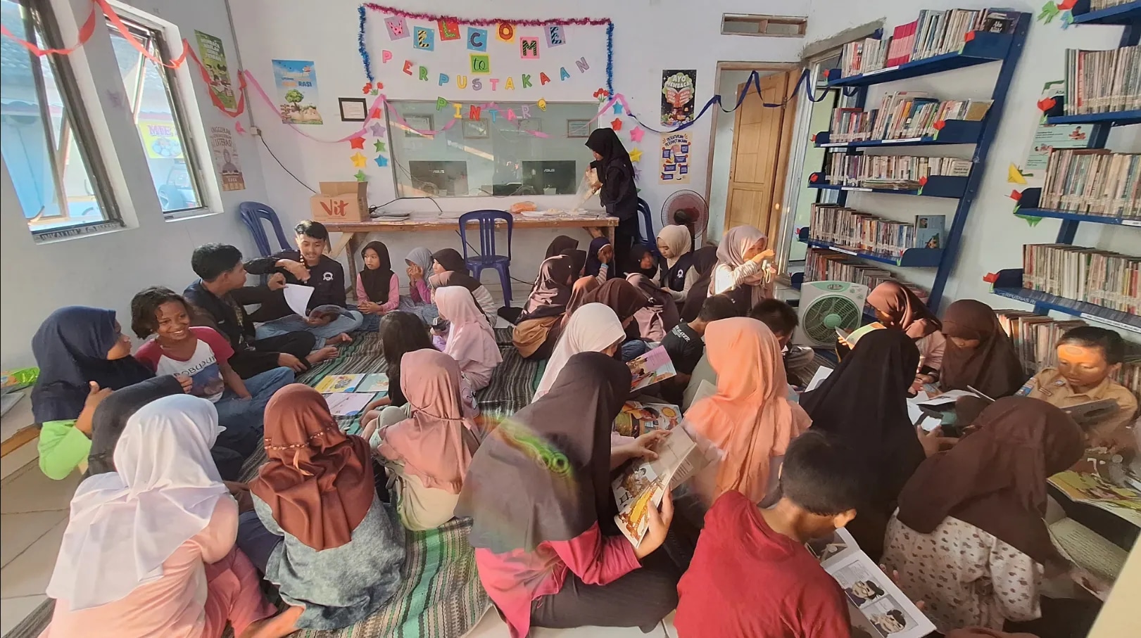 Bangkit Setelah Bertahun-tahun Terbengkalai, Perpustakaan Desa Pelawad Dipulihkan Kembali oleh Mahasiswa KKM Untirta Kelompok 52
