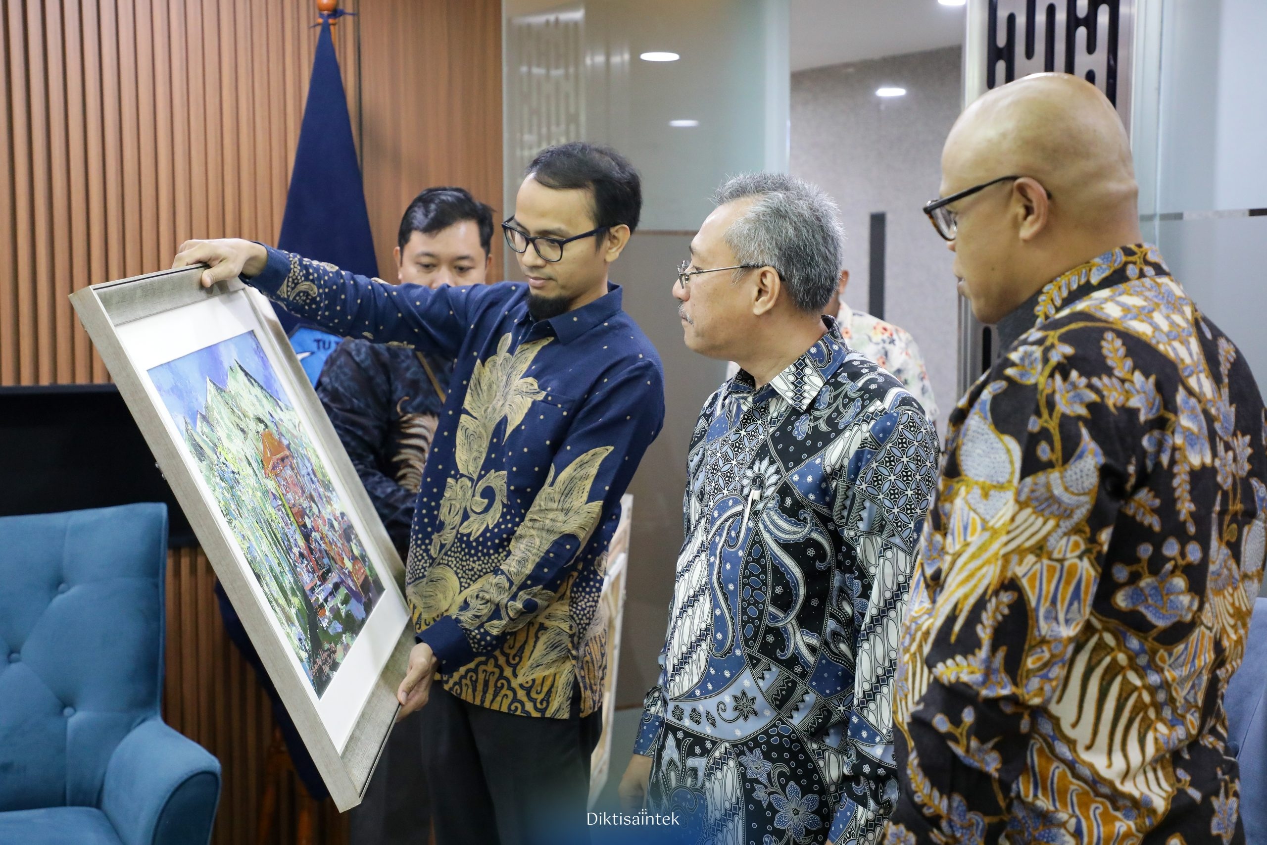 ISI Bali Serahkan Karya Seni kepada Kemdiktisaintek: Wujud Sinergi Seni, Sains, dan Teknologi