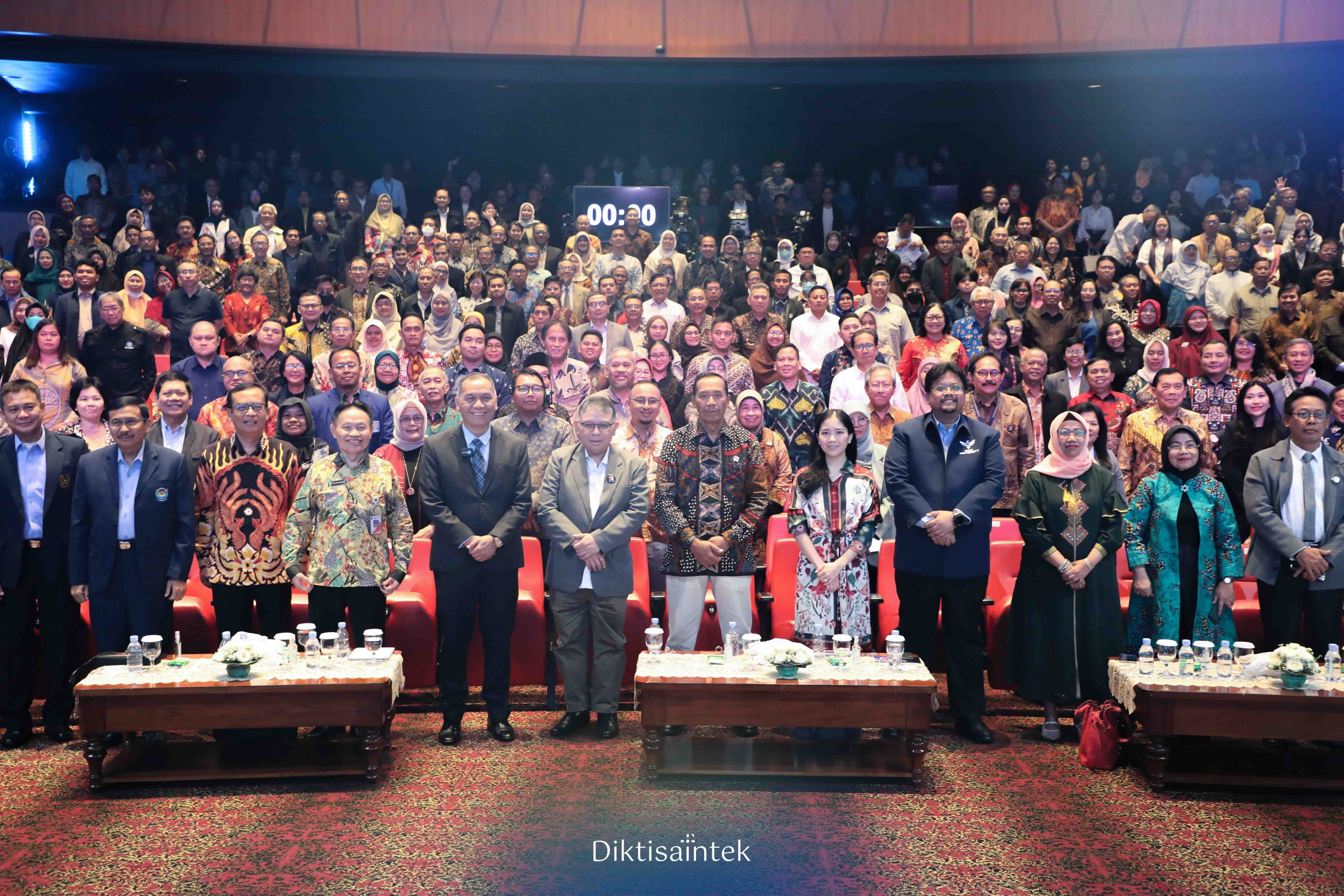 Wamendiktisaintek Fauzan Menghadiri Acara Rakor LLDikti Wilayah 3