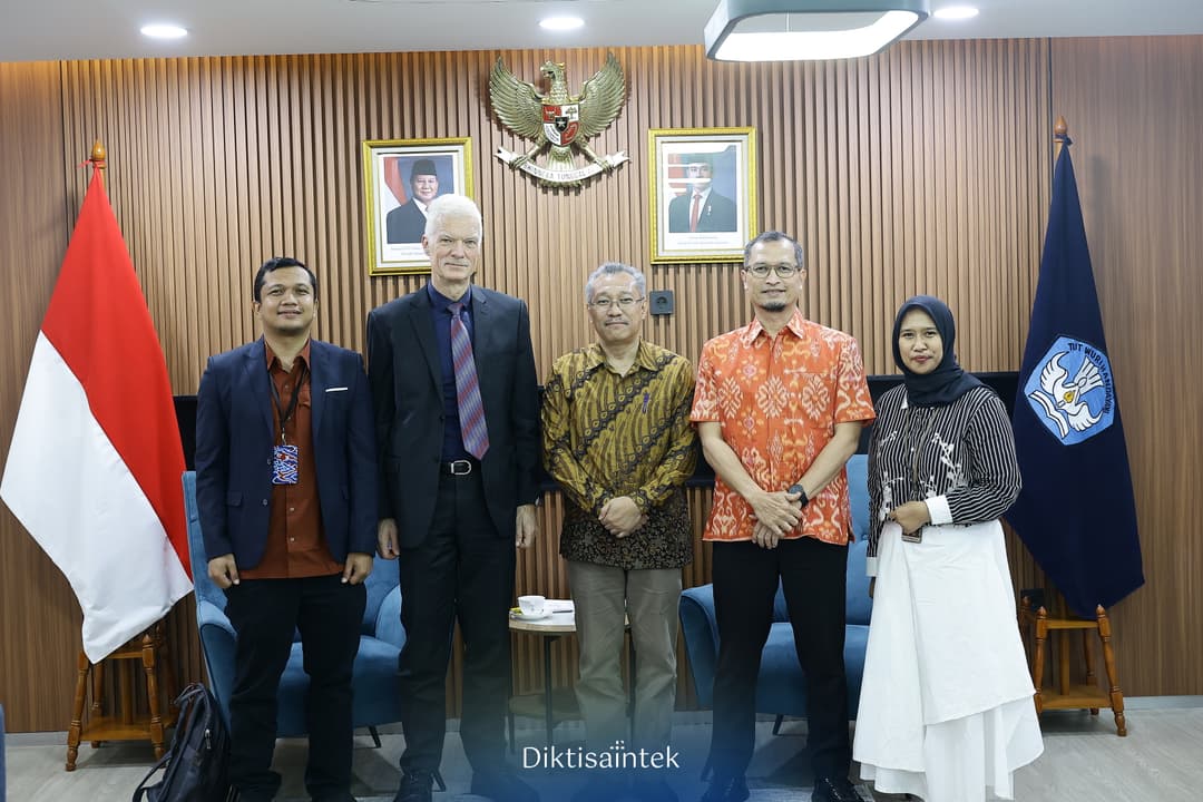 Audiensi Kemdiktisaintek Dengan Perwakilan OECD