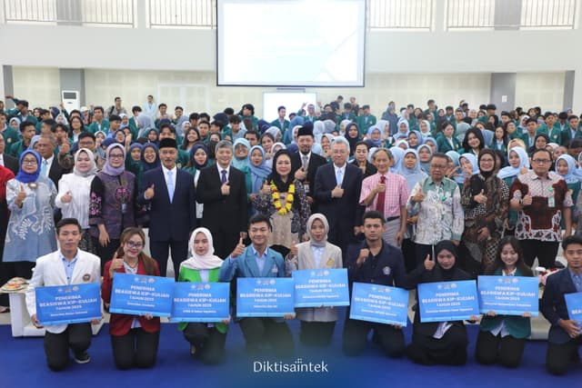 Kemdiktisaintek Menyerahkan KIP Kuliah di Yogyakarta