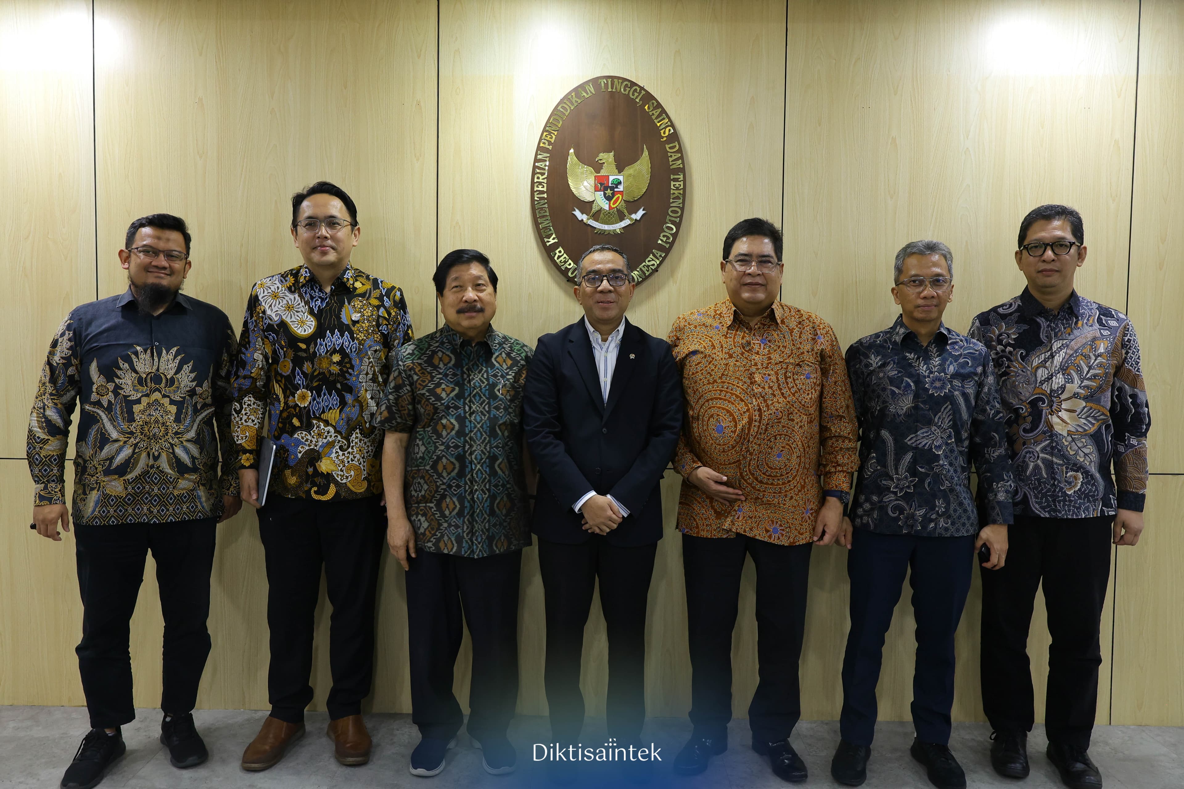 Mendiktisaintek Audiensi dengan Johnny Darmawan