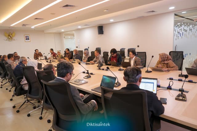 Mendiktisaintek memberikan arahan pada Workshop Pengelolaan Sampah, Kemdiktisaintek - Kampus - Industri