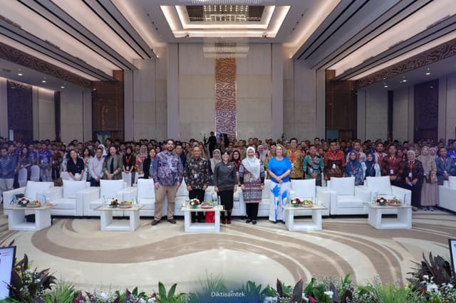 Wamendiktisaintek Stella Christie dan Plt. Sekjen Kemendiktisaintek Badri Munir Sukoco Melaksanakan Pembukaan Kegiatan Orientasi Program SMA Unggul Garuda Transformasi dan Pembekalan Batch 1 Awardee Beasiswa Garuda Tahun 2026