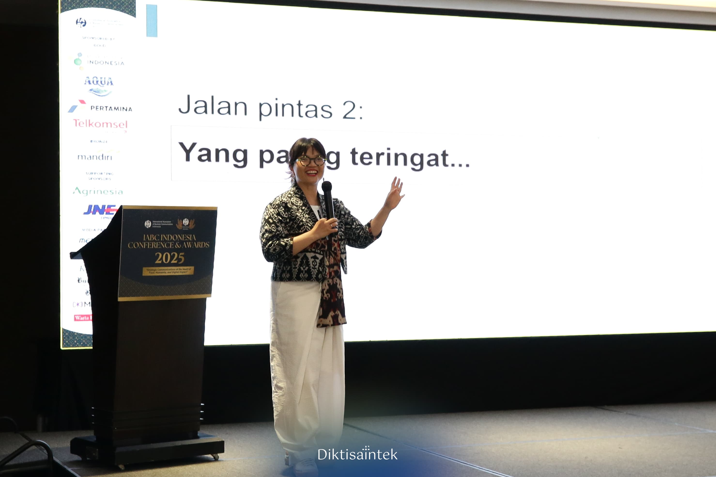 Wamendiktisaintek Tekankan Literasi Digital dan Pemahaman Akar Hoaks dalam Konferensi IABC Indonesia 2025