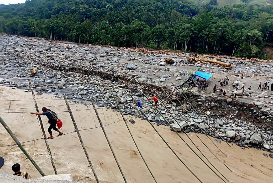 Menembus Akses Terputus: Mapala Leuser USK Jadi Tim Pertama Pembawa Bantuan ke Desa Bergang