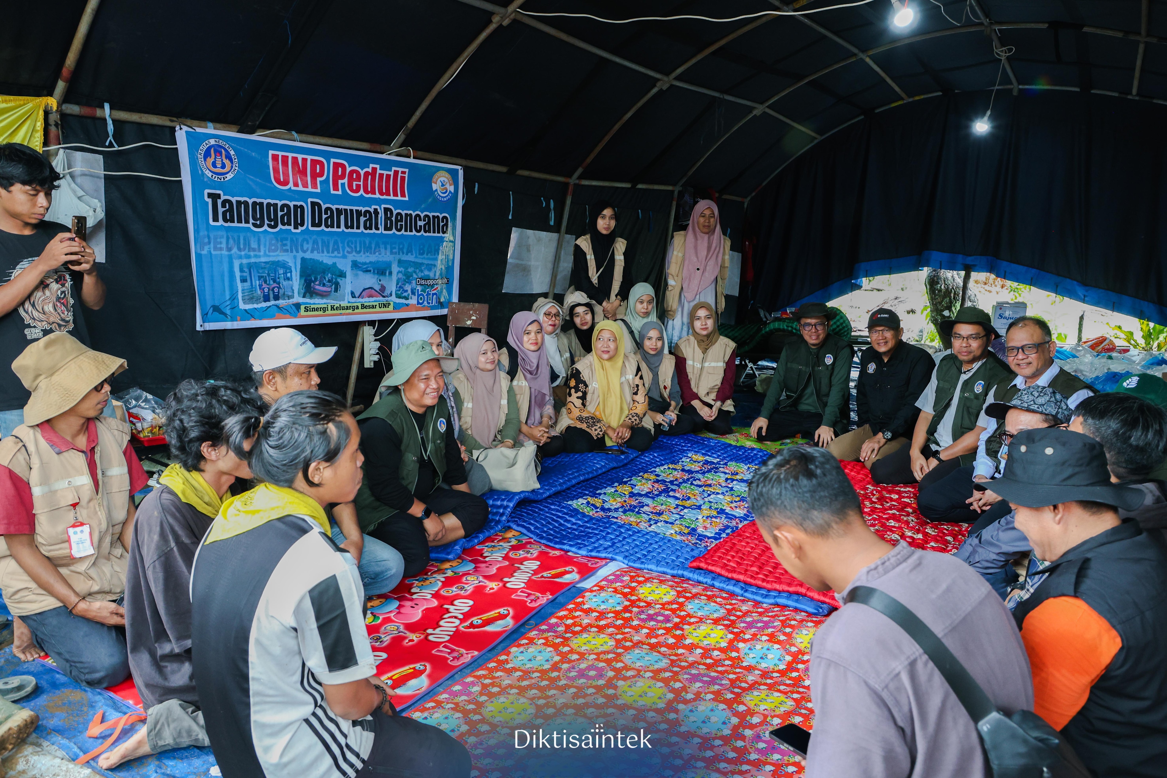Tim Medis Kampus Beri Layanan Kesehatan ke Korban Banjir Sumatra Barat