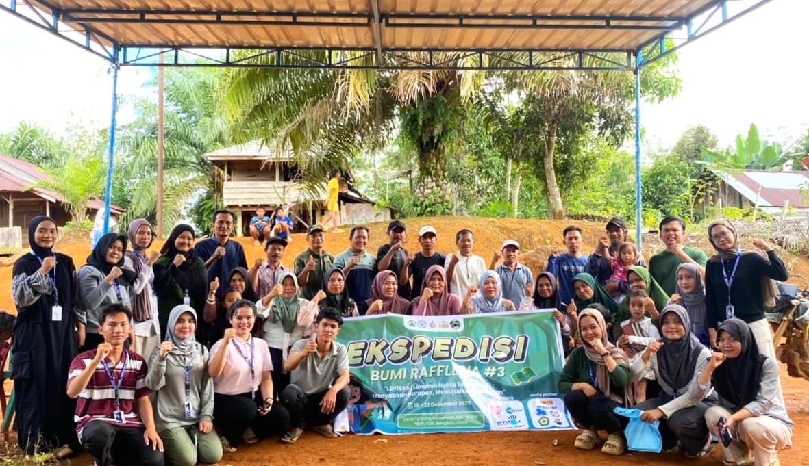 Ekspedisi Bumi Rafflesia #3: Mahasiswa Menyapa Desa, Menanam Harapan di Tanjung Kemenyan