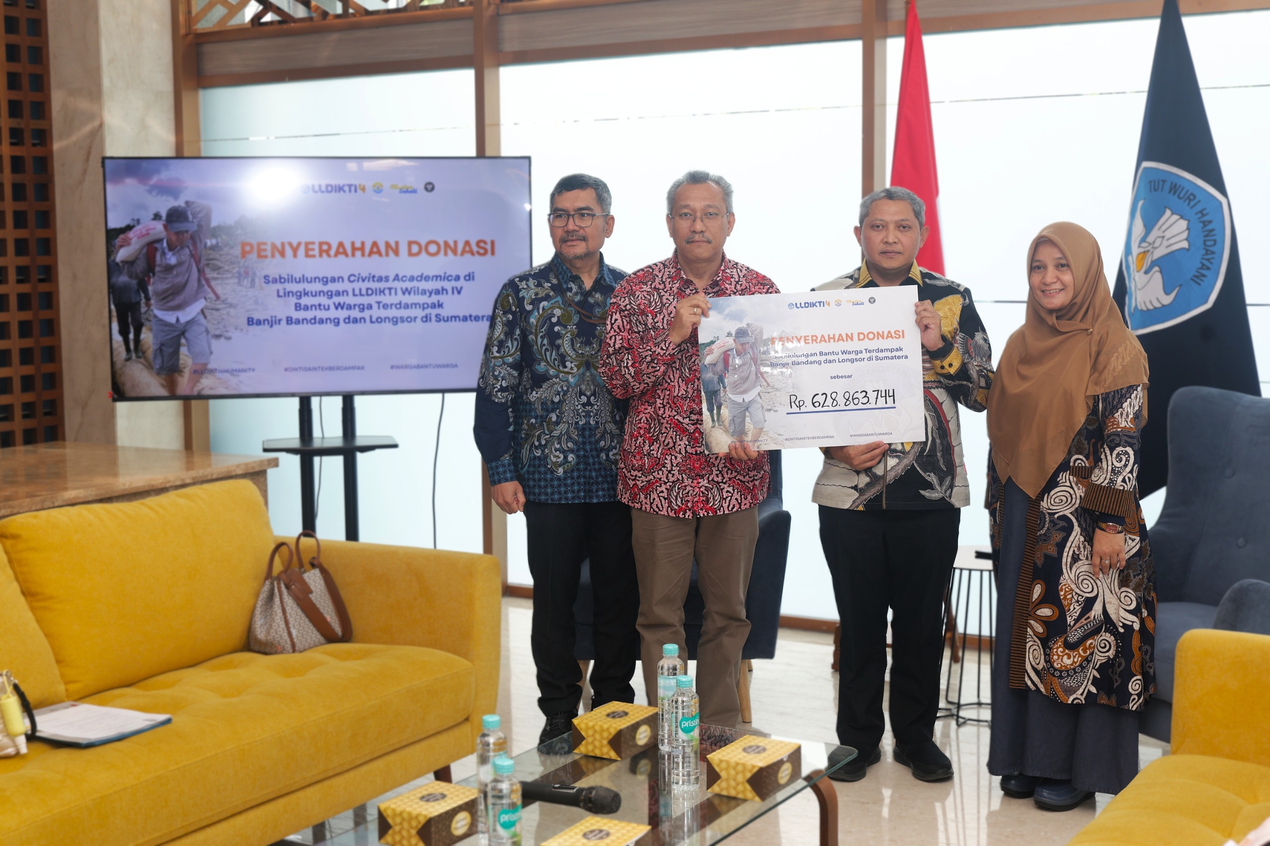 Bersama Meringankan Duka: Donasi LLDikti IV Diserahkan ke Kemdiktisaintek untuk Bencana Sumatra