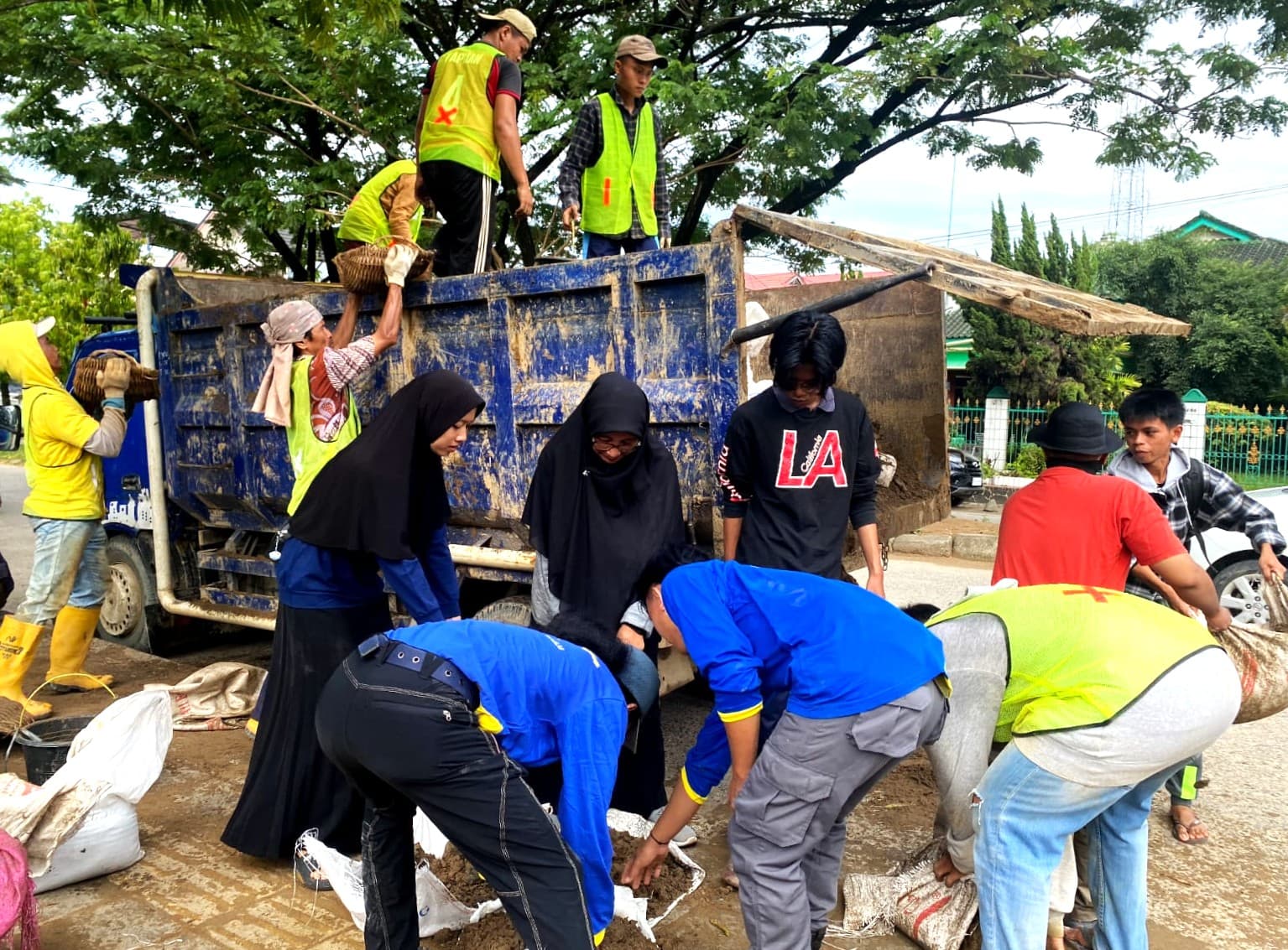 Bukan Sekedar KKN: Mahasiswa Unib Gotong Royong, Menyulam Harapan di Tengah Lumpur Banjir