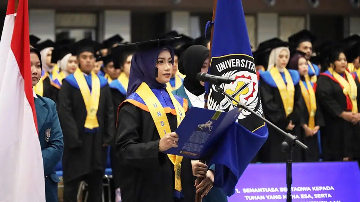 Menginspirasi Lewat Komunikasi: Amelia Rizky Alvianita, Wisudawan Berprestasi FISIP UNDIP dengan Segudang Prestasi