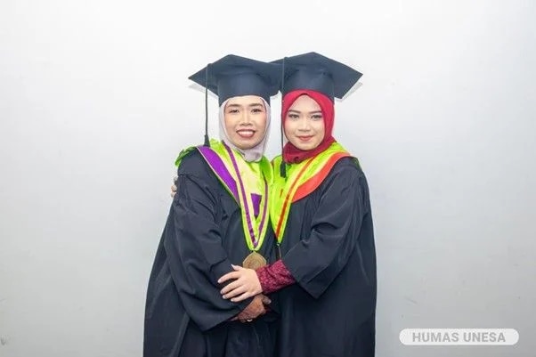 Ibu dan Anak Diwisuda Bersama di Unesa, Kisah Inspiratif tentang Semangat Belajar Tanpa Batas Usia
