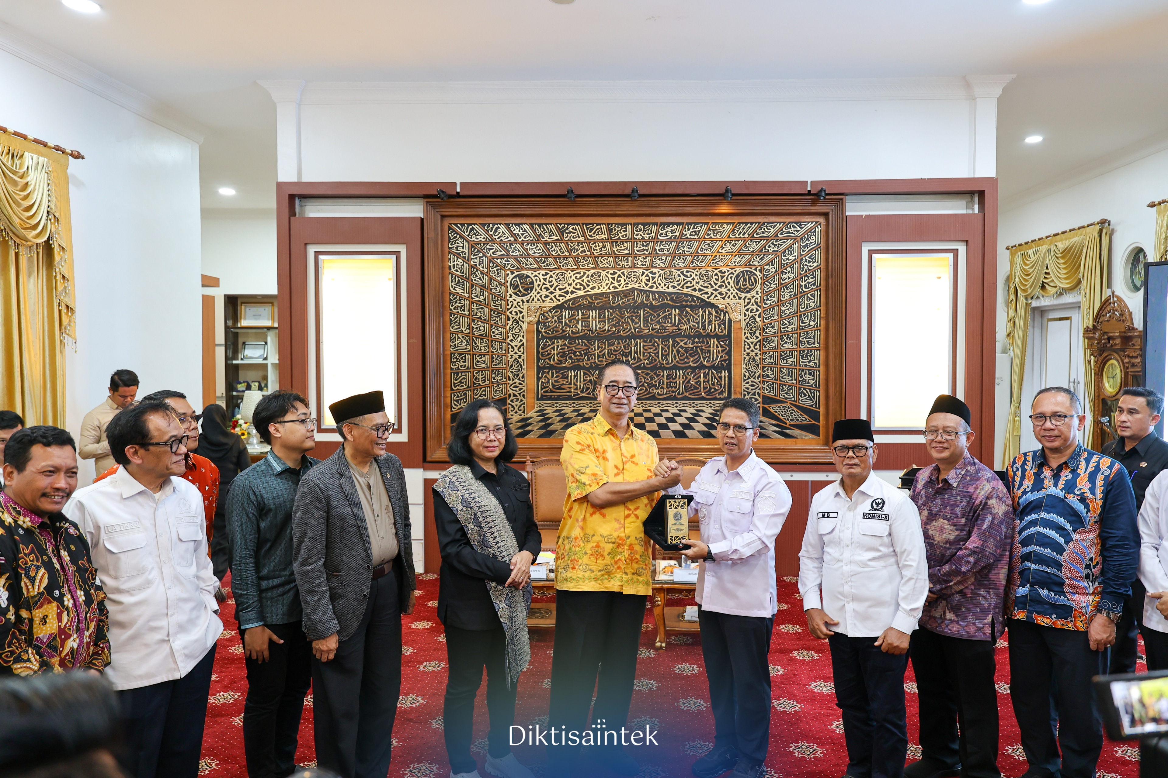 Kunjungi Kepulauan Karimun, Kemdiktisaintek Dampingi Komisi X DPR RI, Serap Aspirasi untuk Pemerataan Pendidikan