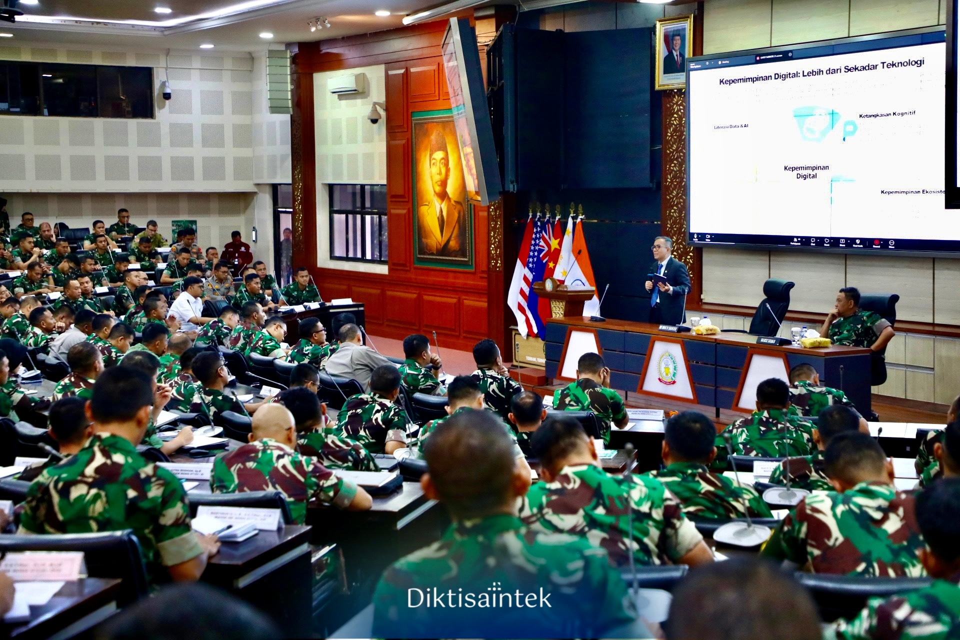 Dorong Penguatan Kemandirian Teknologi Pertahanan, Mendiktisaintek Berikan Kuliah Umum di Seskoad